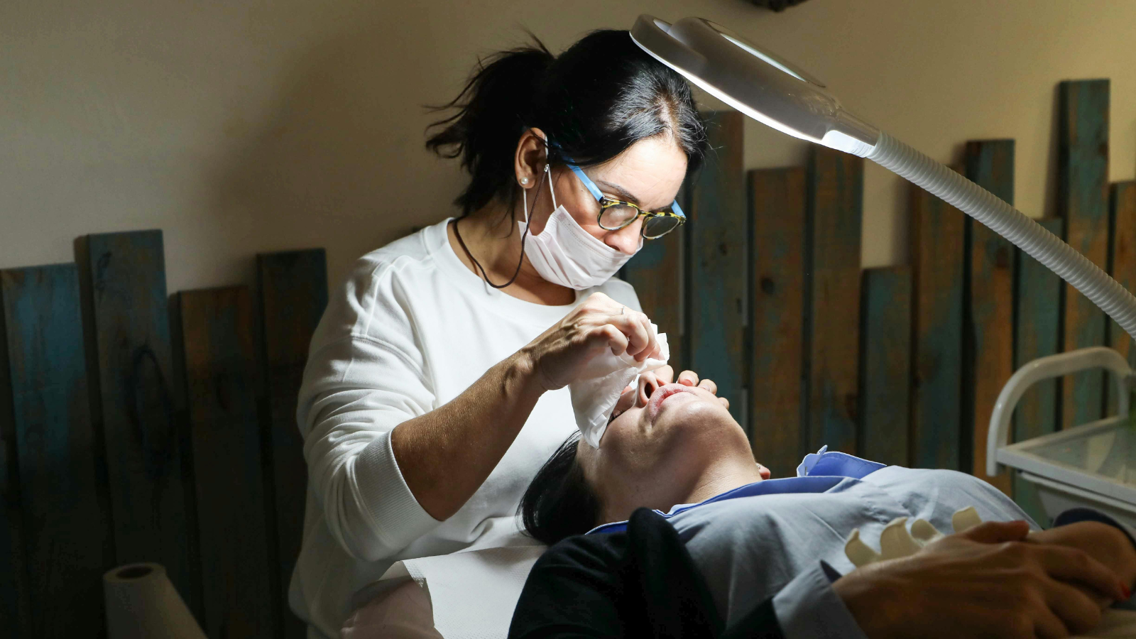 איך להוריד שיער בפנים