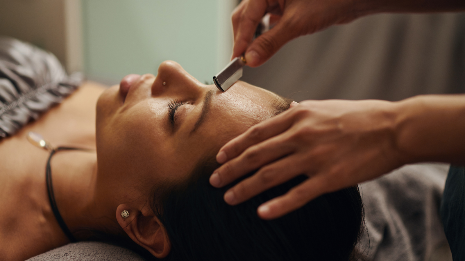 איך להוריד שיער בפנים